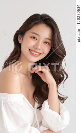白背景で笑顔を見せる若い女性ポートレート 130280634