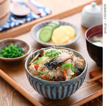 鯖ジャーキーを贅沢に使った炊き込みご飯定食　湯気立つ和食の朝食ランチディナーイメージ 130280695