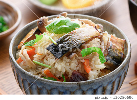鯖ジャーキーを贅沢に使った炊き込みご飯定食　湯気立つ和食の朝食ランチディナーイメージ 130280696