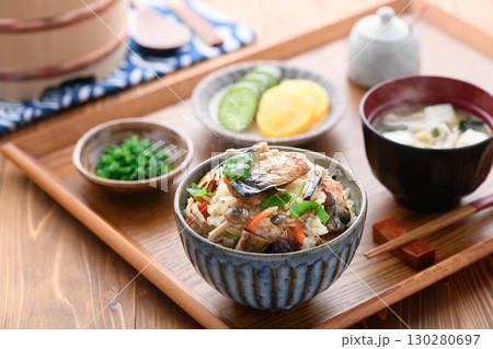 鯖ジャーキーを贅沢に使った炊き込みご飯定食　湯気立つ和食の朝食ランチディナーイメージ 130280697
