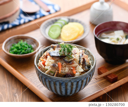 鯖ジャーキーを贅沢に使った炊き込みご飯定食　湯気立つ和食の朝食ランチディナーイメージ 130280700