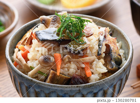 鯖ジャーキーを贅沢に使った炊き込みご飯定食　湯気立つ和食の朝食ランチディナーイメージ 130280701