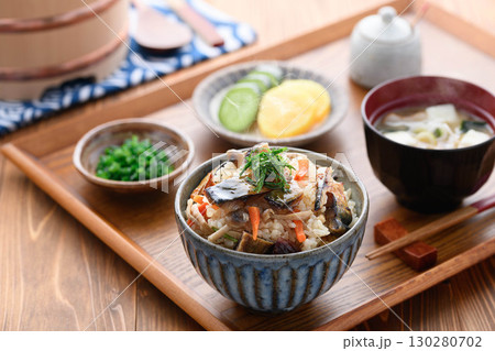 鯖ジャーキーを贅沢に使った炊き込みご飯定食　湯気立つ和食の朝食ランチディナーイメージ 130280702