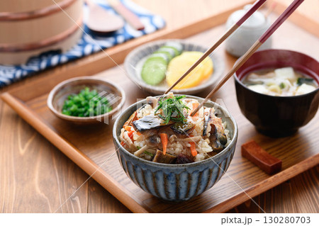 鯖ジャーキーを贅沢に使った炊き込みご飯定食　湯気立つ和食の朝食ランチディナーイメージ 130280703