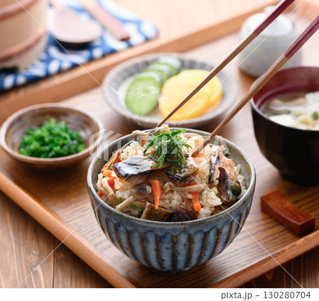 鯖ジャーキーを贅沢に使った炊き込みご飯定食　湯気立つ和食の朝食ランチディナーイメージ 130280704