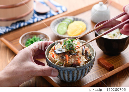 鯖ジャーキーを贅沢に使った炊き込みご飯定食　湯気立つ和食の朝食ランチディナーイメージ 130280706