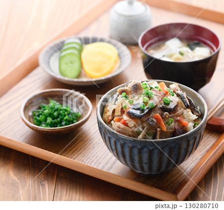 鯖ジャーキーを贅沢に使った炊き込みご飯定食　湯気立つ和食の朝食ランチディナーイメージ 130280710