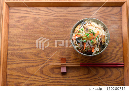 鯖ジャーキーを贅沢に使った炊き込みご飯定食　湯気立つ和食の朝食ランチディナーイメージ 130280713
