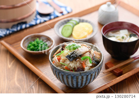 鯖ジャーキーを贅沢に使った炊き込みご飯定食　湯気立つ和食の朝食ランチディナーイメージ 130280714