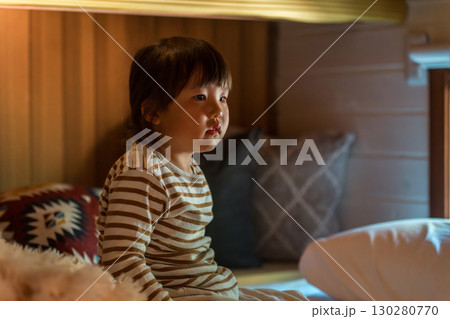 子供部屋,ベッドルームで寝転ぶ女の子(マイホーム) 子供部屋,ベッドルームで寝転ぶ女の子(マイホーム) 130280770