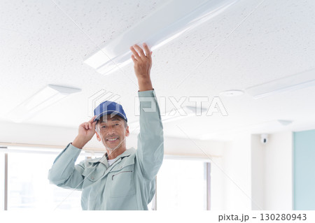 ライトの取付け工事をするシニア男性作業員 130280943