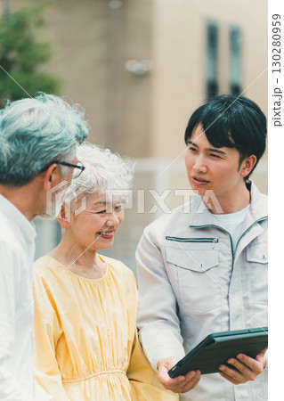 シニア夫婦と業者 130280959