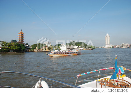 View of Bangkok, Thailand / クルーズ船上から眺めるタイ・バンコクの街並み 130281308