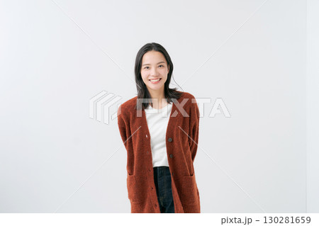 ニットのカーディガンを着た女性 130281659