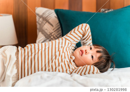 子供部屋,ベッドルームで寝転ぶ女の子（マイホーム） 130281998