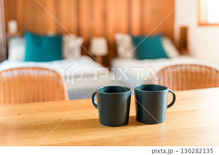 テーブルの上にあるペアのマグカップ,コーヒーカップ 130282135