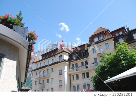 Swiss in midsummer スイスの宿泊ホテル街から見上げる盛夏のヨーロピアン・アルプス 130282201