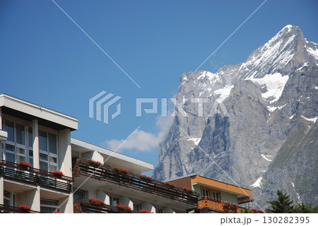 Swiss in midsummer スイスの宿泊ホテル街から見上げる盛夏のヨーロピアン・アルプス 130282395
