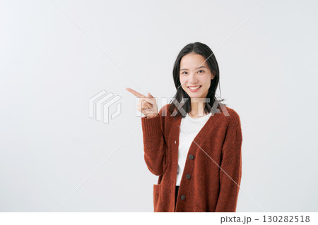 ニットのカーディガンを着た女性 ニットのカーディガンを着た女性 130282518