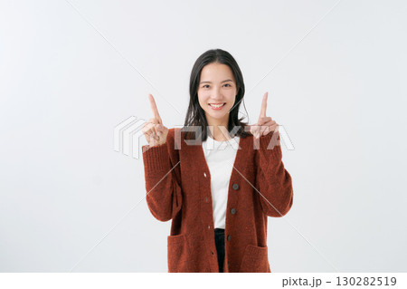 ニットのカーディガンを着た女性 130282519
