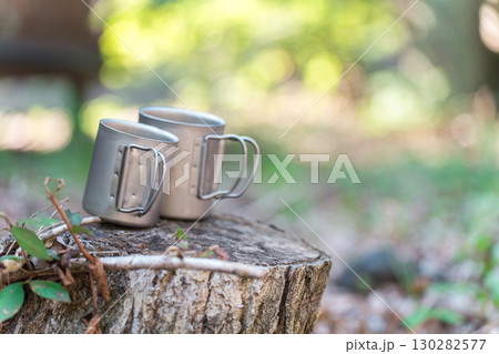 切り株の上にあるステンレスマグカップ 130282577