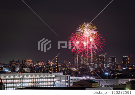 《神奈川県》都市風景の花火大会・大田区平和祈念花火《川崎市より撮影》 130282591