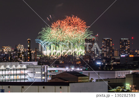 《神奈川県》都市風景の花火大会・大田区平和祈念花火《川崎市より撮影》 130282593