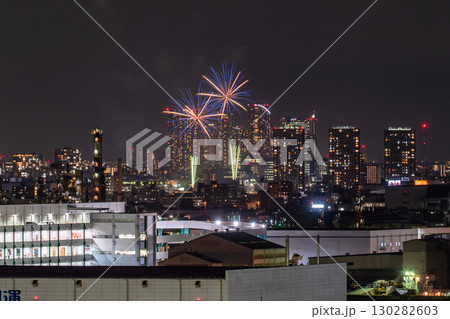 《神奈川県》都市風景の花火大会・大田区平和祈念花火《川崎市より撮影》 130282603