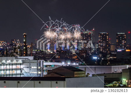 《神奈川県》都市風景の花火大会・大田区平和祈念花火《川崎市より撮影》 130282613