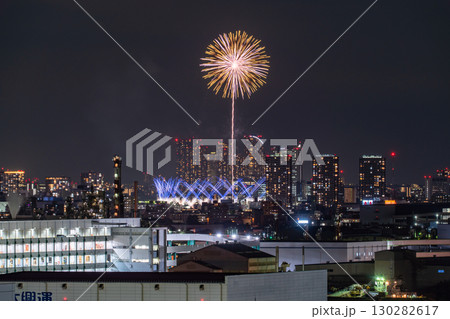 《神奈川県》都市風景の花火大会・大田区平和祈念花火《川崎市より撮影》 130282617