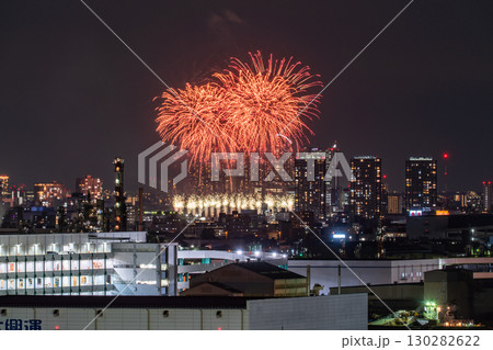 《神奈川県》都市風景の花火大会・大田区平和祈念花火《川崎市より撮影》 130282622
