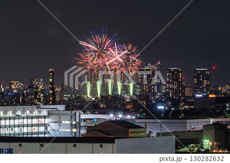 《神奈川県》都市風景の花火大会・大田区平和祈念花火《川崎市より撮影》 130282632