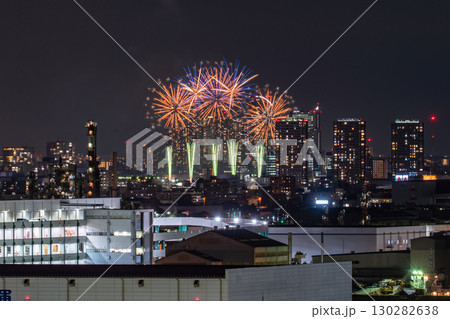 《神奈川県》都市風景の花火大会・大田区平和祈念花火《川崎市より撮影》 130282638