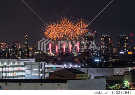 《神奈川県》都市風景の花火大会・大田区平和祈念花火《川崎市より撮影》 130282645