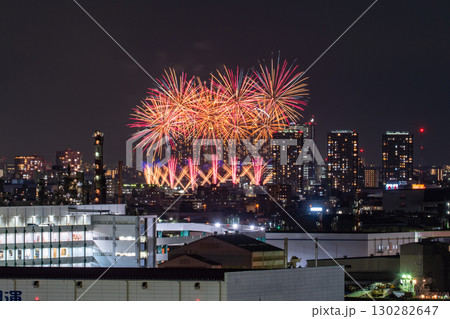 《神奈川県》都市風景の花火大会・大田区平和祈念花火《川崎市より撮影》 130282647