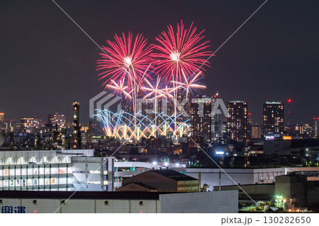 《神奈川県》都市風景の花火大会・大田区平和祈念花火《川崎市より撮影》 130282650