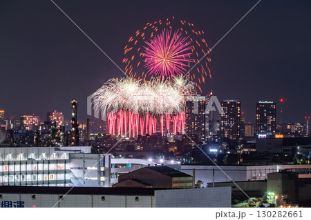 《神奈川県》都市風景の花火大会・大田区平和祈念花火《川崎市より撮影》 130282661