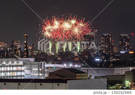 《神奈川県》都市風景の花火大会・大田区平和祈念花火《川崎市より撮影》 130282666