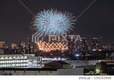 《神奈川県》都市風景の花火大会・大田区平和祈念花火《川崎市より撮影》 130282668