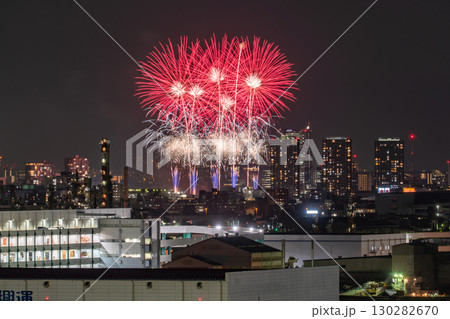 《神奈川県》都市風景の花火大会・大田区平和祈念花火《川崎市より撮影》 130282670