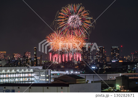 《神奈川県》都市風景の花火大会・大田区平和祈念花火《川崎市より撮影》 130282671