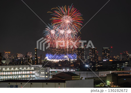 《神奈川県》都市風景の花火大会・大田区平和祈念花火《川崎市より撮影》 130282672