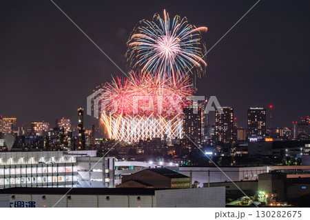 《神奈川県》都市風景の花火大会・大田区平和祈念花火《川崎市より撮影》 130282675