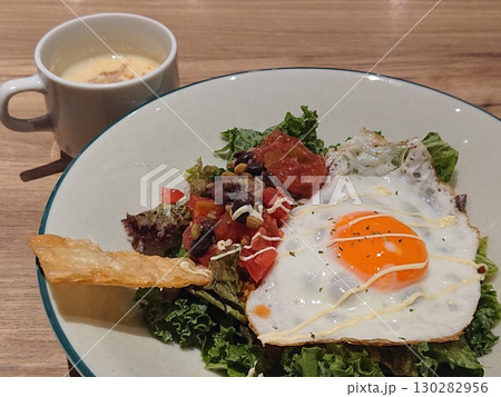 目玉焼きの乗ったタコライスとスープ 130282956