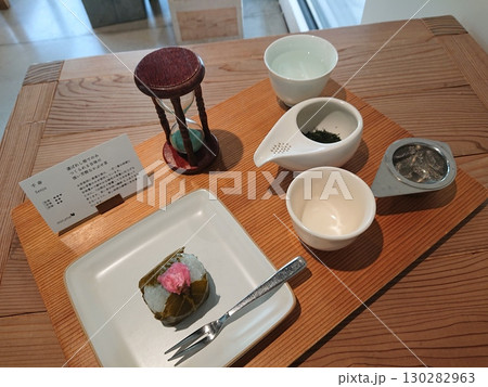 桜もちと緑茶のセット 桜もちと緑茶のセット 130282963