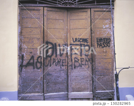 ローマ市内の古い町並み 入口の折れ戸に描かれた落書き 130282965