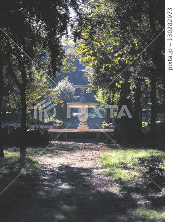 ローマ市内の古い町並み ボルゲーゼ公園の噴水 130282973