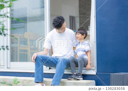ファミリー　庭でくつろぐお父さんと息子 130283038