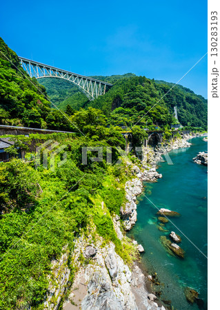 綱ノ瀬川橋梁と五ヶ瀬川【宮崎県西臼杵郡日之影町】 綱ノ瀬川橋梁と五ヶ瀬川【宮崎県西臼杵郡日之影町】 130283193