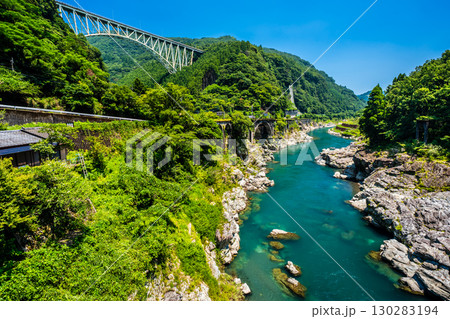 綱ノ瀬川橋梁と五ヶ瀬川【宮崎県西臼杵郡日之影町】 綱ノ瀬川橋梁と五ヶ瀬川【宮崎県西臼杵郡日之影町】 130283194